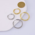 Strukturierte Edelstahl-Creolen in Gold und Silber, zwei Größen auf weißer Fläche - 23mm / Stahlfarben