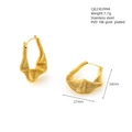 Λεπτομέρεια από γεωμετρικά σκουλαρίκια κύματα από ανοξείδωτο ατσάλι με χρυσό 18k - Χρυσό Στυλ με Γεωμετρική Υφή Κύματος (399)