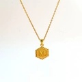 Collana classica placcata oro 18k con ciondolo esagonale e lettera M in rilievo - Stile Lettera M (Con Catena)