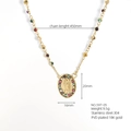 Dettaglio del ciondolo ovale in acciaio inossidabile placcato oro con gemme colorate - Medaglia Ovale Vergine Maria (597-05)