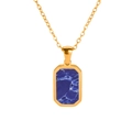 Dettaglio del ciondolo dorato con pietra marmorizzata blu su una sottile catena a maglia O - Blu Profondo (Colore Oro)
