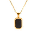Dettaglio della collana in acciaio dorato con pendente rettangolare in onice - Nero Laccato (Oro)