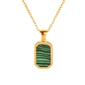 Dettaglio macro della collana placcata oro con intarsio in malachite nel ciondolo - Verde Pavone (Oro)
