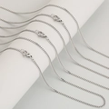 Colliers maille gourmette en acier inoxydable argenté poli sur un support blanc élégant - Gourmette Argent (55cm)