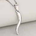 Collier avec pendentif cornicello en acier inoxydable poli sur une chaîne à maillons fins - Pendentif Argenté Uniquement (Sans Chaîne)