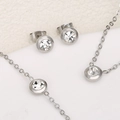 Klassisches silbernes Schmuckset mit 18K plattierter Halskette und runden Ohrsteckern - 3-teiliges Set (Halskette Armband Ohrringe) / Silber