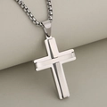 Pendentif croix 3D en acier inoxydable poli avec chaîne box sur un support élégant - Acier