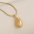 Poliertes Gold-Tropfen-Anhänger an einer schlanken Schlangenkette Minimalistische Kette - Gold