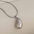 Minimalistische silberne Edelstahl-Halskette mit Tropfenanhänger und Schlangenkette - Silber