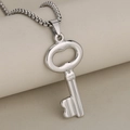 Gepolijste roestvrijstalen holle sleutelhanger met boxketting op een sieradenstand - Alleen Hanger (Zonder Ketting) / Zilver