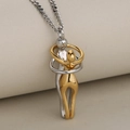 Collana con ciondolo ad abbraccio bicolore oro e argento in acciaio inossidabile - Solo Pendente Argento E Oro (Senza Catena)