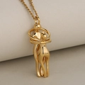 Collar dorado con colgante de pareja abrazada y cadena de cuerda trenzada - Colgante Dorado Solamente (Sin Cadena)