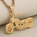 Punk goudkleurige motorfiets hanger met schedeldetail aan een vierkante boxketting - Alleen Hanger (Geen Ketting) / Goud