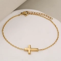 Poliertes Edelstahl Gold Kreuz Armband mit O-Kette und Karabinerverschluss auf weißem Sockel - Goldenes Einzelarmband / Gold