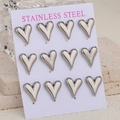 Lot de 12 boucles d'oreilles cœur minimalistes en acier inoxydable sur carte de vente - Argent