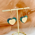 Goldene Herzohrringe mit grünem Marmorharz-Anhänger auf einem Schmuckständer - Doppelschichtiges Herz-Design (TZ-E0122-02-heart)
