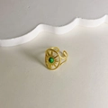 Verstelbare gouden ring met zonmotief, groene steen en een matte geborstelde afwerking - Zonnestraalpatroon Ronde Groene Steen Stijl (R0064-02)