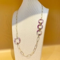 Long collier doré avec anneaux en acrylique marbré violet sur buste blanc - Or-Violet (N0004-02-purple)