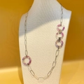 Détail du long collier en chaîne dorée avec anneaux en acrylique marbré violet sur buste - Or-Violet Rosâtre (N0004-01-purple)