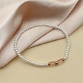 Détail du bracelet en perles d'eau douce et pierres roses sur tissu en soie champagne - Cristal Rose Clair (B0127-02-pink)