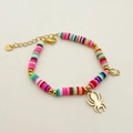 Bracelet fait main en perles Heishi colorées avec breloques araignée dorées et fermoir homard - Pendentif Araignée / Coloré
