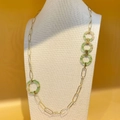 Collier chaîne dorée avec anneaux en résine marbrée vert et blanc sur buste de bijoux - Or-Vert (N0004-02-green)