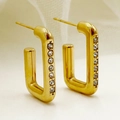 Détail macro de boucles d'oreilles en U dorées avec micro-incrustations de zircon blanc - Style Zircone Blanche (TL-E0472-02-white)