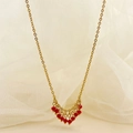Collier en chaîne dorée avec pendentif en perles rouge foncé et structure bohème - Rouge