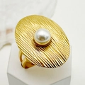 Gros plan sur bague ovale dorée avec texture radiale et perle blanche centrale - Style Ovale Perle Blanche (R0489-02)