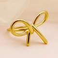Bague élégante avec nœud doré en acier inoxydable poli sur un fond rose romantique - US 7 / Nœud Papillon Doré(TL-R0417)