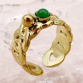 Détail macro d'une bague chaîne gourmette dorée ornée d'une pierre fine verte - Style Maille Gourmette Cabochon Pierre Gemme (R0324-02-green) / Vert