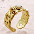 Détails d'une bague chaîne multicouche plaquée or avec perle et détails de billes dorées - Style Maille Gourmette Cabochon Pierre Gemme (R0324-02-white) / Blanc