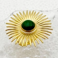 Gros plan détaillé d'une bague soleil vintage en or avec une pierre de malachite verte - Style Rayon de Soleil Pierre Verte (R0487-02)