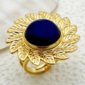 Vue macro d'une bague fleur dorée avec pierre bleue et pétales de tournesol détaillés - Style Tournesol Pierre Bleu Foncé (R0486-02)