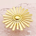 Vista detallada de un anillo de rayos de sol dorados con textura mate en bandeja rosa - Estilo Flor Rayo de Sol Oro (R0448-02)