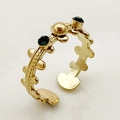 Détail d'une bague chaîne multicouche dorée avec perles et pierres vertes - Style Bordure Vague Perlée Vintage (R0326-02-green) / Vert