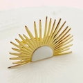 Vista detallada de un anillo vintage dorado con diseño de rayos de sol y esmalte blanco - Estilo Rayo de Sol Incrustación Blanca (R0446-02)