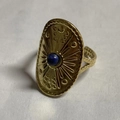 Détail d'une bague dorée vintage avec pierre bleue et gravures célestes - Bleu Foncé (R0205-02-shenlan)