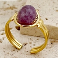 Vue macro détaillée d'une pierre précieuse ovale violette sur une bague dorée - Taille unique / Style Améthyste / Violet