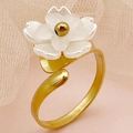 Macro d'une bague dorée ajustable avec des pétales de fleurs blanches et perle centrale - Fleur à Cinq Pétales Mate / Fleur Blanche 3D Superposée (R0249-02)