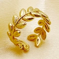 Vue macro d'une bague feuille ajustable plaquée or avec détails de branche d'olivier - Style Feuille d'Olivier(R0238-02)