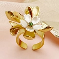 Bague ajustable en acier inoxydable doré avec fleur en émail blanc et pierre verte - Frais Sucré Superposé / Fleur en Émail Blanc Gemme Verte (R0251-02)