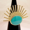 Anillo de sol dorado con piedra turquesa ovalada en una banda de metal sencilla - Estilo Rayo de Sol Color Turquesa (R0445-02)