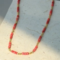 Collier de perles colorées avec colonnes en pierre rouge et perles dorées géométriques - Style Rouge (TL-N0543-02-red)