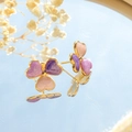 Vue détaillée des boucles d'oreilles fleur trèfle avec émail dégradé violet et métal doré - Style Violet (TL-DYE0016-purple)