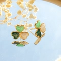 Gros plan de boucles d'oreilles trèfle en or avec texture marbrée verte sur miroir bleu - Style Vert (TL-DYE0016-green)