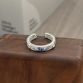 Detailaufnahme: Retro-Silberring mit blauer Emaille-Blume und weißen Einsätzen - Blauer Lotus Stil (JZ5201A)