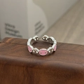 Makroaufnahme eines silbernen Metallrings mit Totenkopfmustern und rosa Emaille - Rosa Totenkopf Stil (JZ5191A)