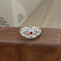 Detailansicht eines Vintage-Filigranrings mit bunten Emailleblumen und rotem Edelstein - Blau und Violett Blütenblatt Stil (JZ5024A)