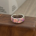 Detail eines Emaille-Blumenrings mit rosa Rosen auf dunkler Holzoberfläche - Rosa Rose Stil (JZ4361A)